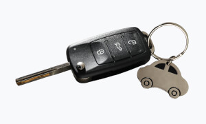 Autoklíč s elektronickým čipem a dálkovým ovládáním